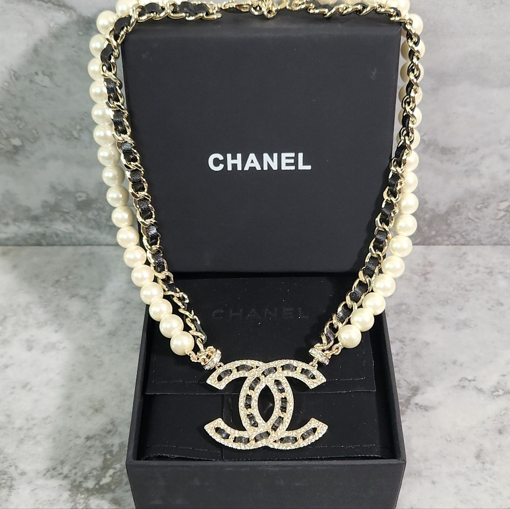 Chanel Beautiful Pearl & Chain CC Logo Necklace in White and Gold ✨️ - Picture 2 of 12